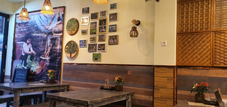 Bilderwand mit Fotos aus Vietnam im Restaurant Asia Van II