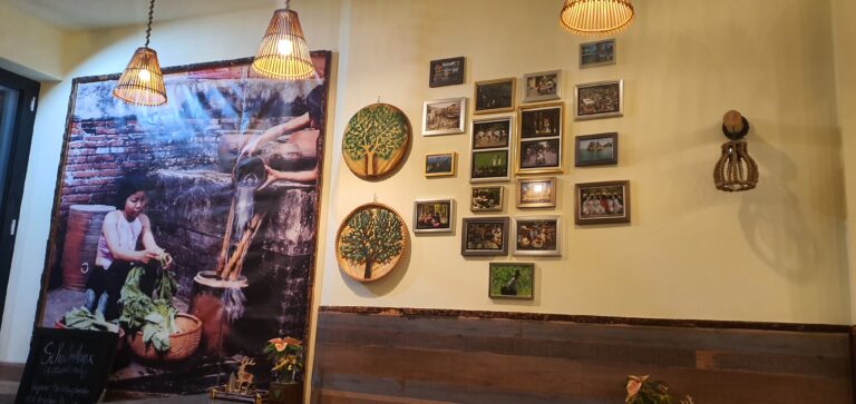 Wand mit Kaffeemotiv und Fotogalerie bei Asia Van II